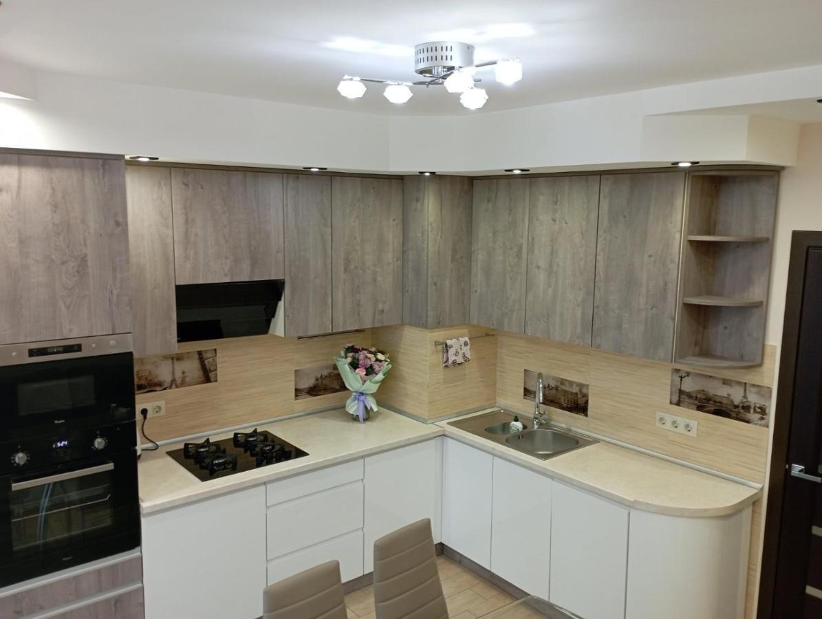 - Dzhordzha Vashynhtona Apartment *