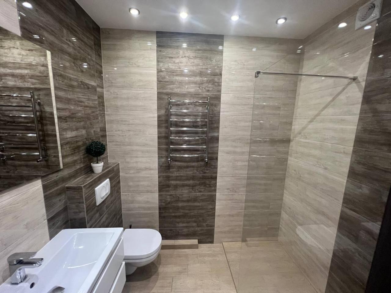 - Dzhordzha Vashynhtona Apartment Lviv