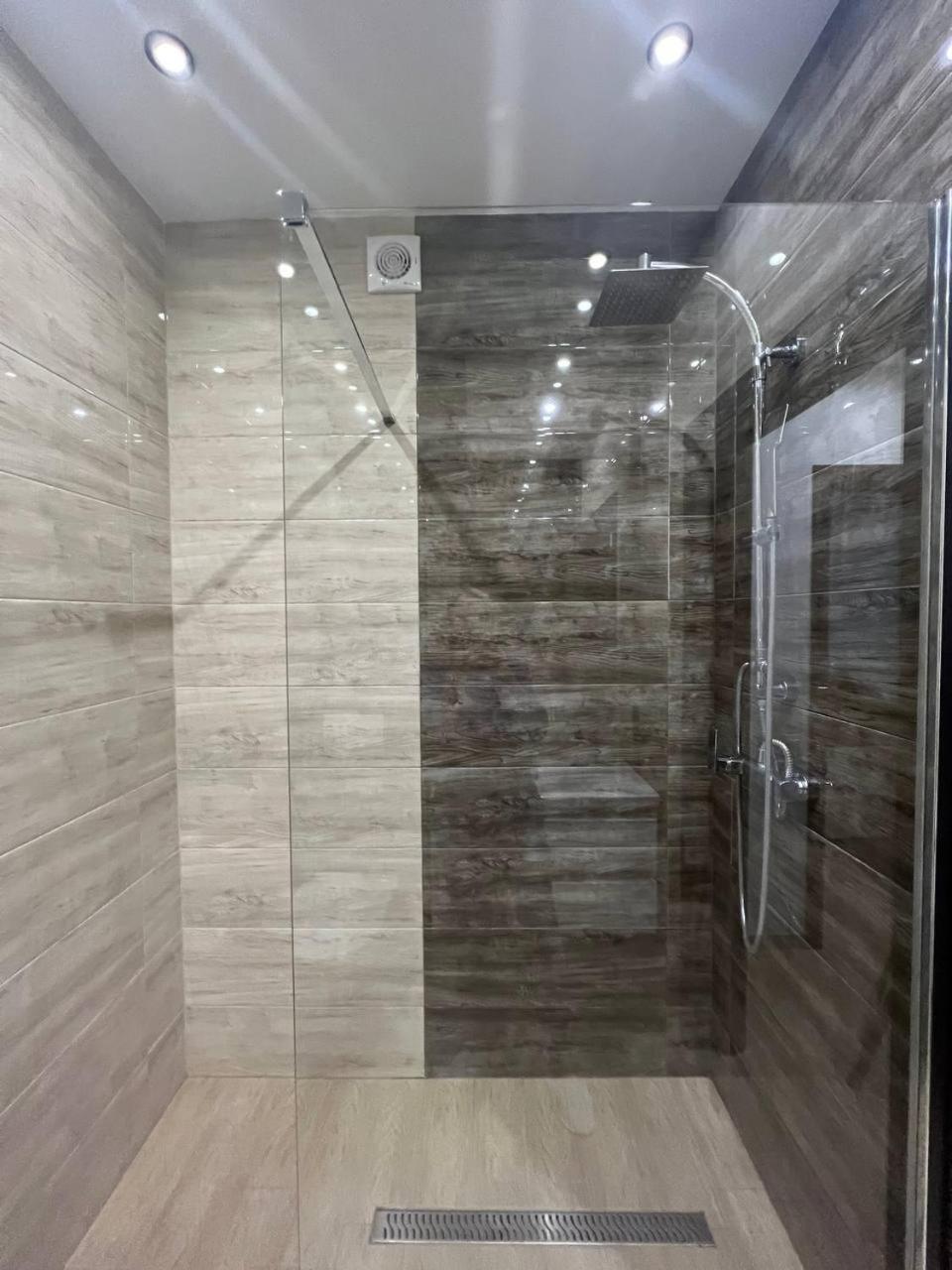 - Dzhordzha Vashynhtona Apartment *