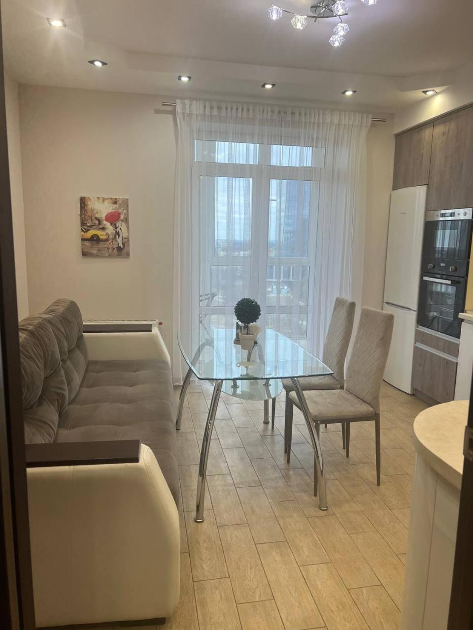 - Dzhordzha Vashynhtona Apartment Lviv