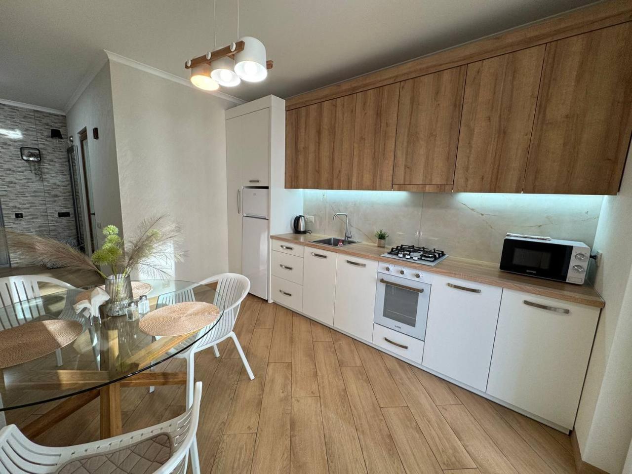 - Dzhordzha Vashynhtona Apartment Lviv