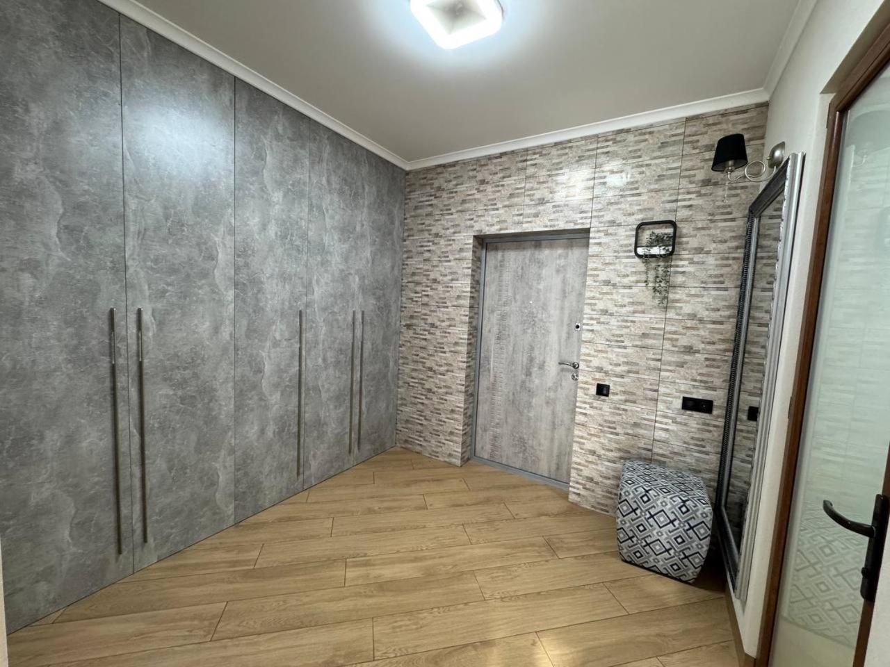 - Dzhordzha Vashynhtona Apartment *
