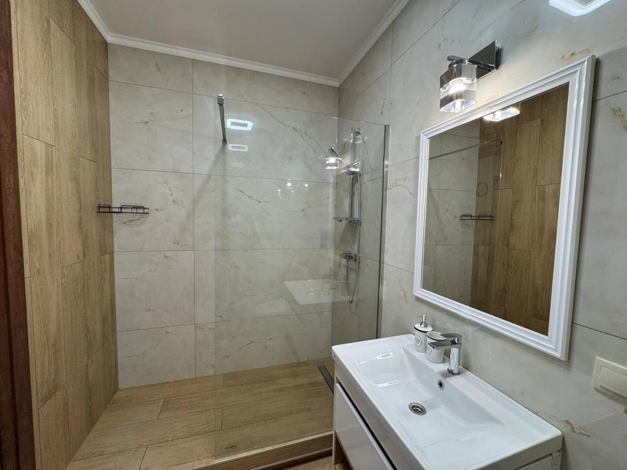 - Dzhordzha Vashynhtona Apartment Lviv
