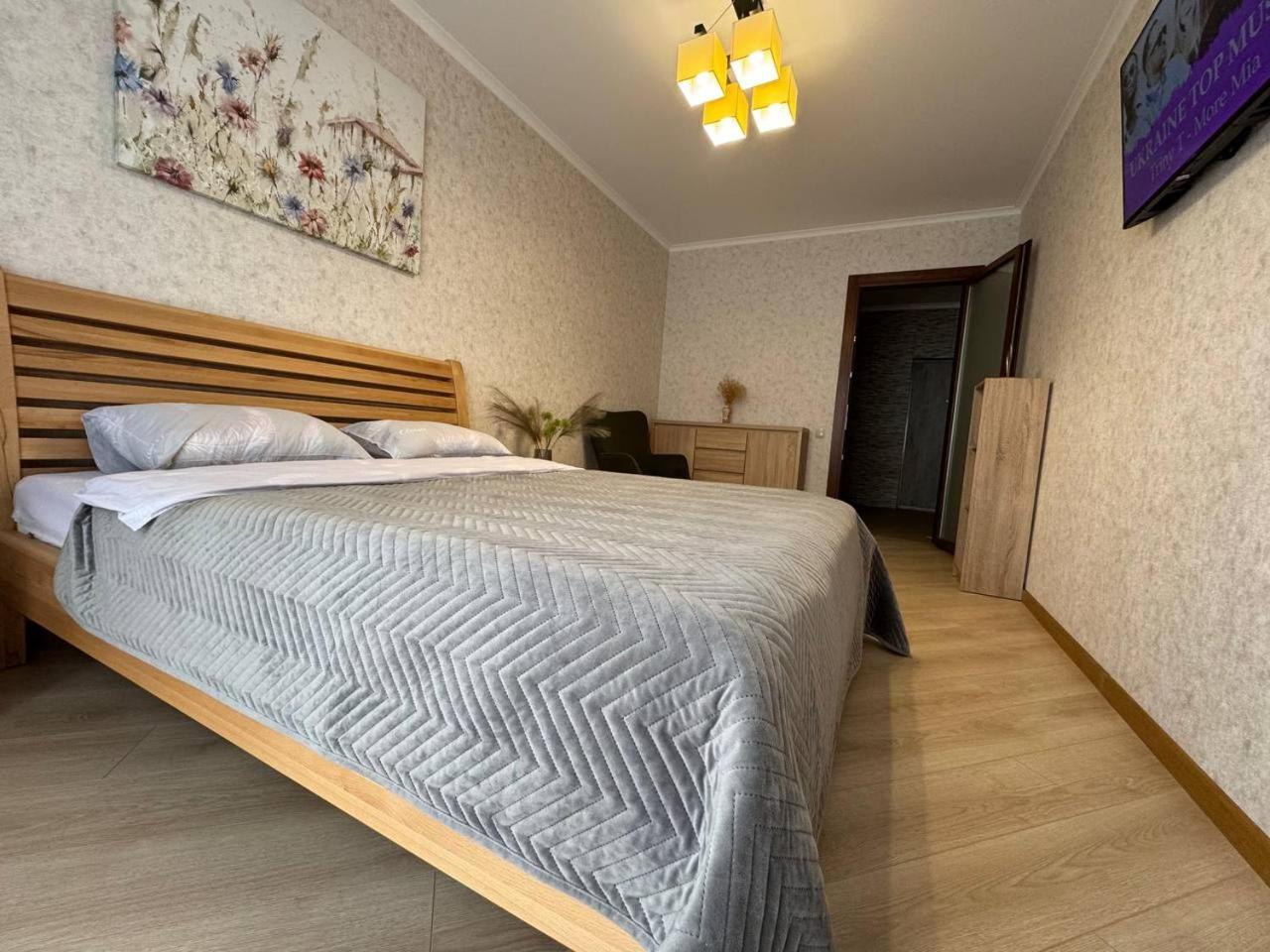 - Dzhordzha Vashynhtona Apartment Lviv